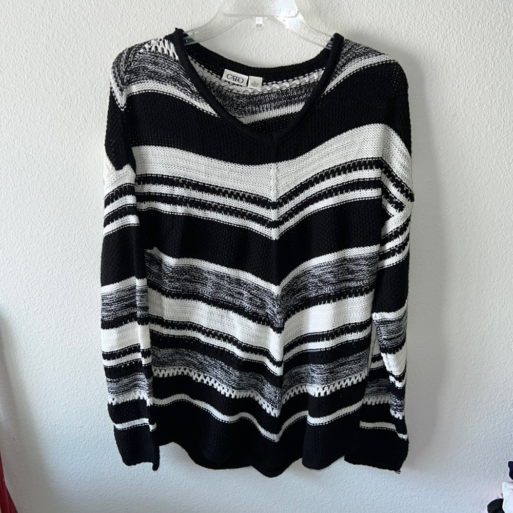 Cato like new size large v neck sweater machine wash #E